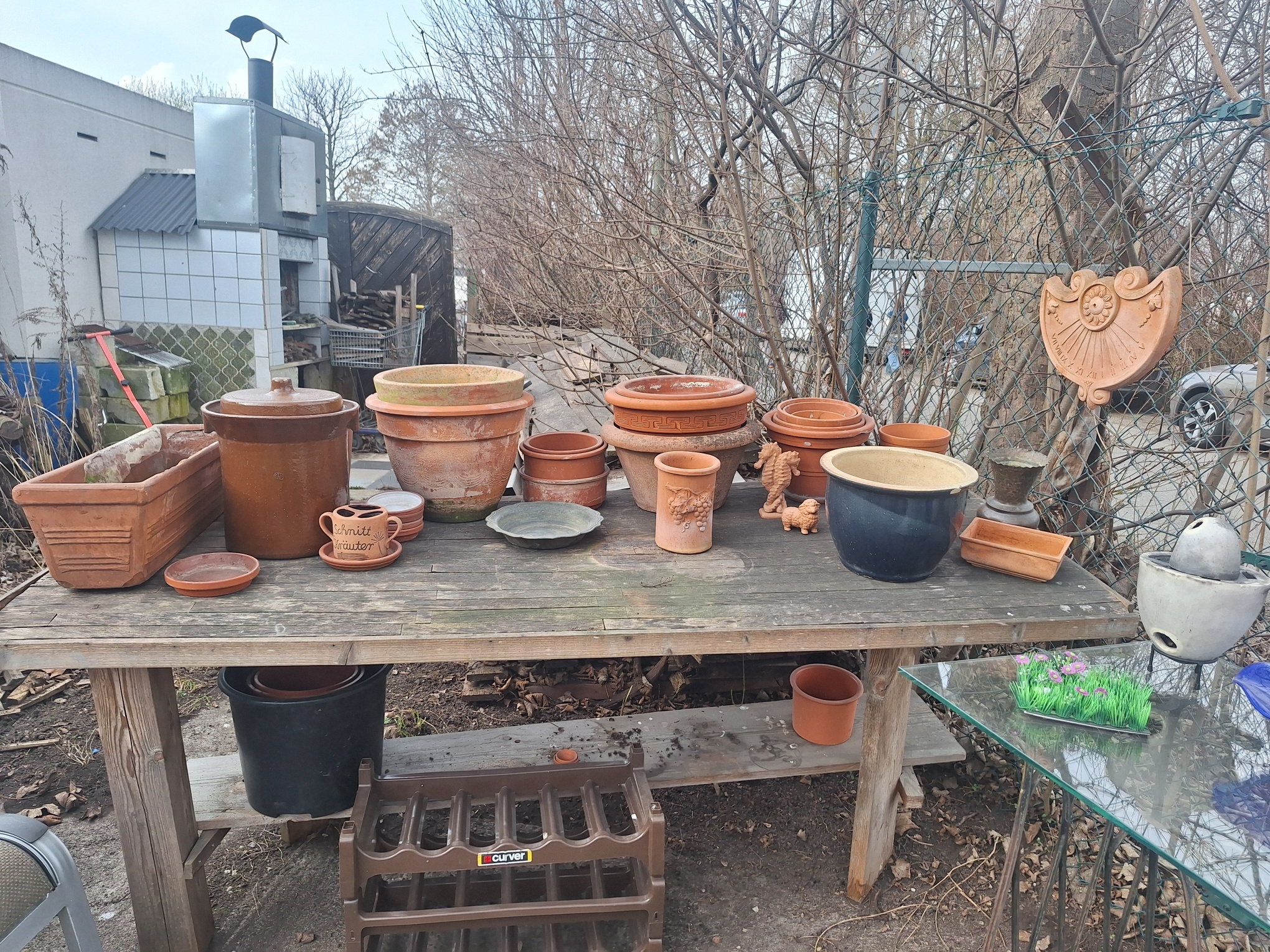 Aussenbereich mit Gartenartikeln im Schöne Dinge Laden