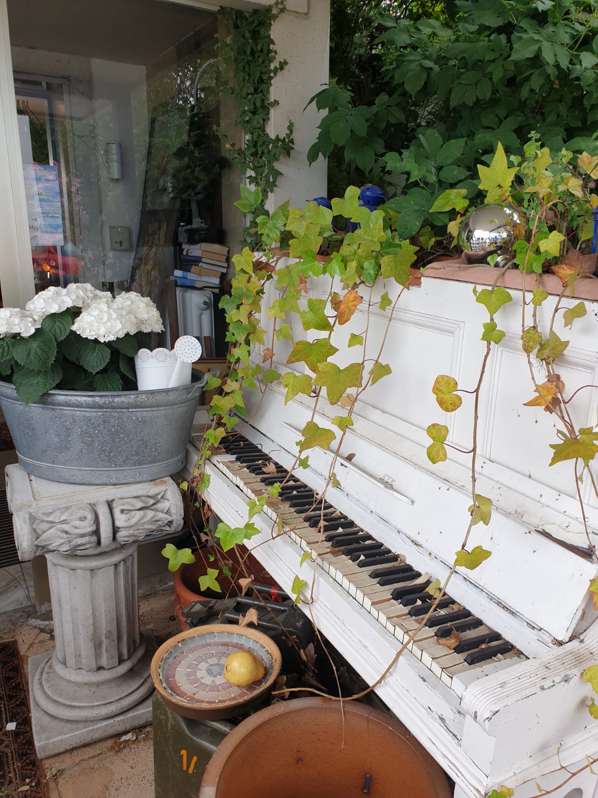 Einganmg beim weißen Klavier, in den Schöne Dinge Laden